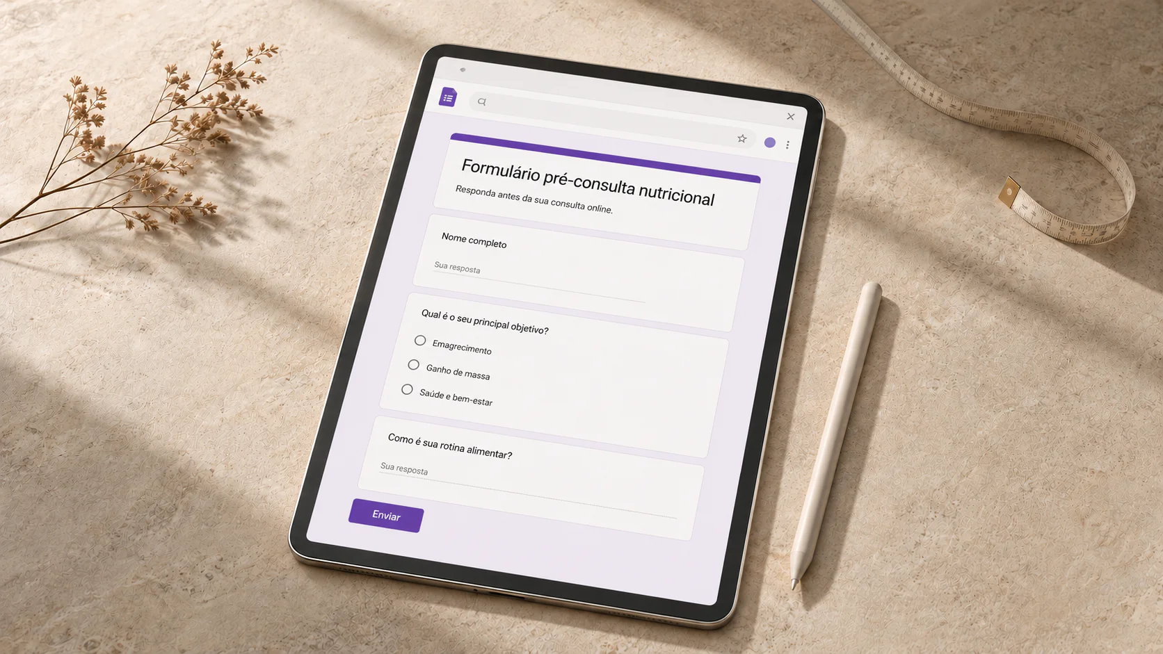 Pessoa adulta preenchendo os formulários antes da consulta nutricional online